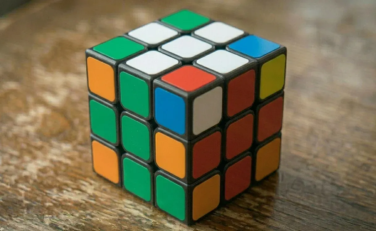 Rubik's Cube white cross with edges aligned to side centers